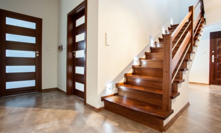 W jaki sposób wybrać schody z drewna?